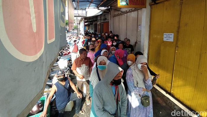 Antrean minyak goreng curah di Muntilan, Sabtu (16/4/2022)