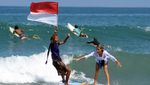 Puluhan Peselancar Wanita di Bali Pakai Kebaya Jelang Hari Kartini