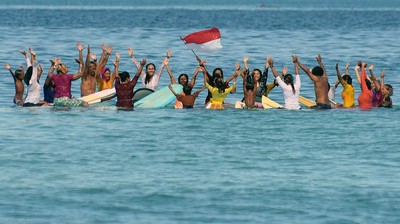 Puluhan Peselancar Wanita di Bali Pakai Kebaya Jelang Hari Kartini
