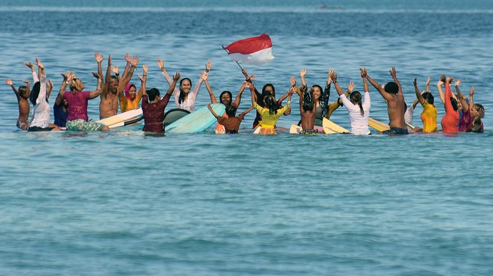 ATRAKSI SELANCAR MENYAMBUT HARI KARTINI Seorang Warga negara asing (WNA) mengenakan kebaya saat mengikuti atraksi selancar di Pantai Kuta, Badung, Bali, Sabtu (16/4/2022). Atraksi selancar untuk menyambut Hari Kartini itu sekaligus sebagai daya tarik wisata guna membangkitkan pariwisata Bali yang terdampak pandemi COVID-19. ANTARA FOTO/Nyoman Hendra Wibowo/rwa.