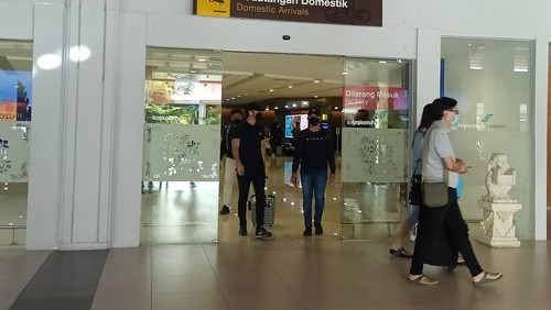 Suasana di area Kedatangan internasional dan domestik di Bandara Internasional I Gusti Ngurah Rai - Bali pada Sabtu, 16 April 2022