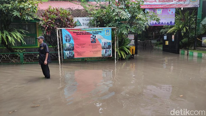 Hujan deras yang mengguyur Kota Malang sejak siang tadi mengakibatkan banjir di sejumlah titik. Salah satunya, SMP Negeri 18 Kota Malang yang berada di Jalan Soekarno-Hatta.