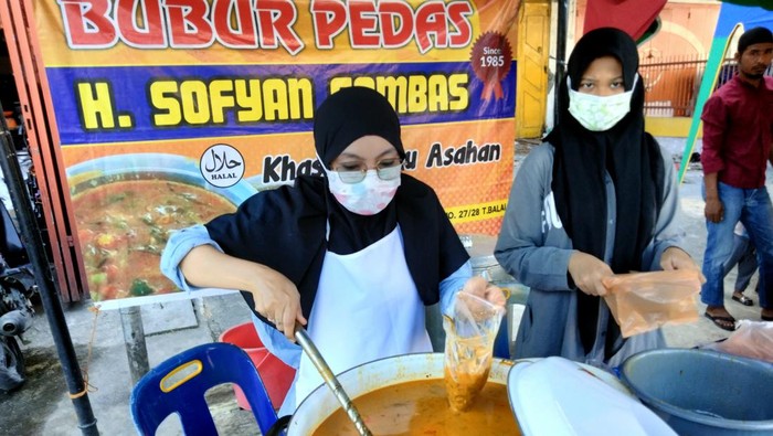 Penjual bubur podas di Tanjungbalai, Sumut. Makanan khas masyarakat Melayu saat puasa.
