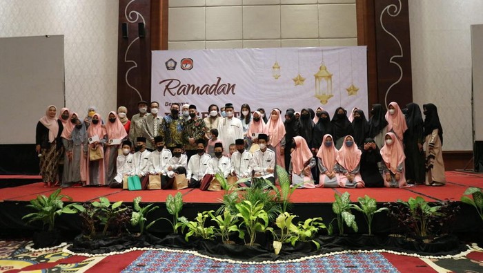 Berkah Ramadan lewat Santunan Anak Yatim dan Vaksinasi Institut Teknologi Nasional Yogyakarta (ITNY) bersama BIN menggelar vaksinasi COVID-19 di gedung Convention Centre, Hotel Sahid Yogyakarta.
