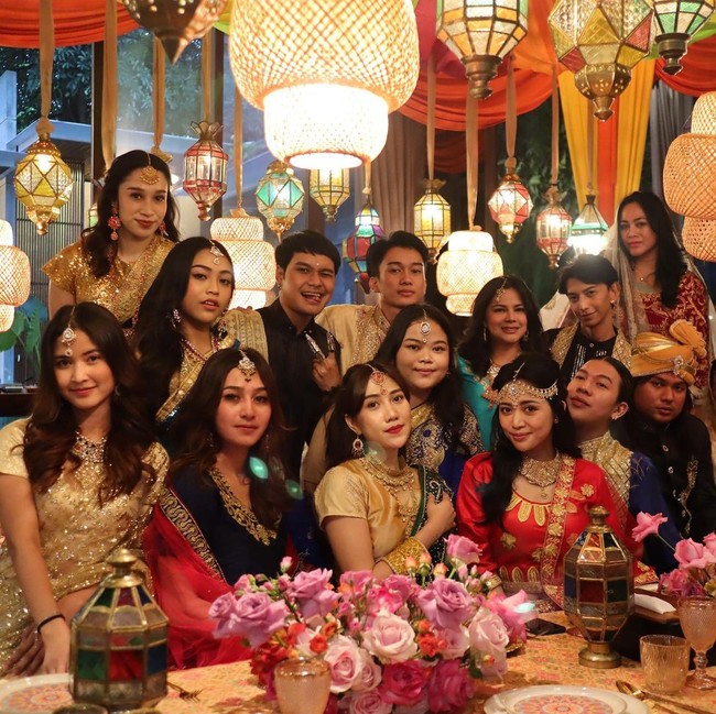 Netizen pun ikut berkomentar mengenai keseruan para selebgram buka puasa bersama. Selain penampilan, banyak pula yang salfok (salah fokus) pada bagaimana cara mereka salat setelahnya.Foto: Instagram