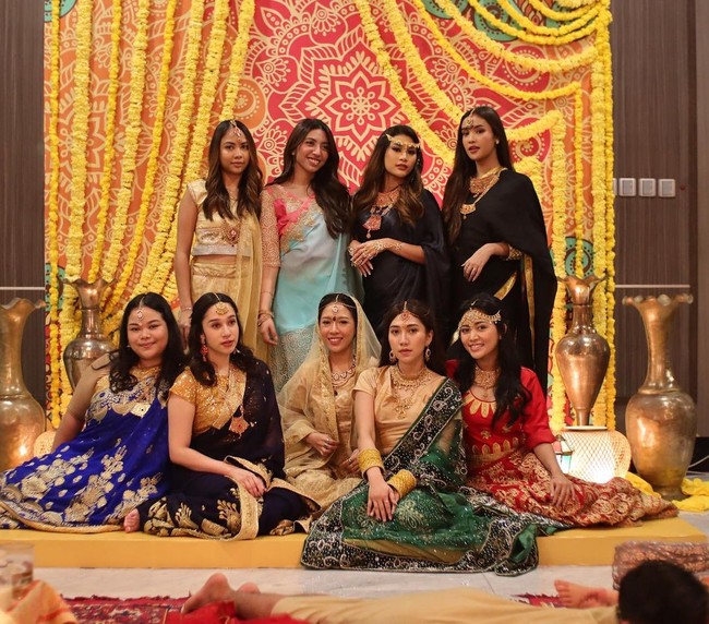 Begitu juga dengan teman-temannya, termasuk selebgram Vicky Alaydrus. Mereka terlihat menawan dengan gaya masing-masing.Foto: Instagram