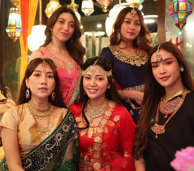 Rachel Vennya beberapa waktu lalu mengadakan acara buka puasa bersama dan mengundang para sahabatnya. Dalam foto-foto yang diunggah di Instagram, momen itu terlihat semakin seru karena bertemakan Bollywood Night.Foto: Instagram 