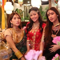 Dalam foto Rachel terlihat mengenakan busana sari serba oranye, lengkap dengan aksesorinya kalung dan headpiece yang etnik. Foto: Instagram