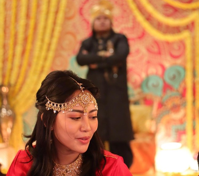 Maaf aku nonis, ini kalo bukber gitu pd sholat magrib ga si soalnya baju nya keliatan ribet ga si kl buat ibadah gitu? maaf kalo nanya nya salah ya, Serius penasaran, sholat maghrib nya gmn? Dengan rambut yg udah rapih dan segala yg dipake keren ini? tulis netizen.Foto: Instagram