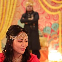 Maaf aku nonis, ini kalo bukber gitu pd sholat magrib ga si soalnya baju nya keliatan ribet ga si kl buat ibadah gitu? maaf kalo nanya nya salah ya, Serius penasaran, sholat maghrib nya gmn? Dengan rambut yg udah rapih dan segala yg dipake keren ini? tulis netizen.Foto: Instagram