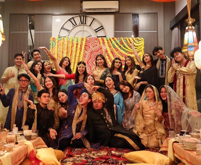 Rachel Vennya mengundang teman-temannya untuk buka puasa bersama. Tak sekadar kumpul dan makan, mereka menggunakan busana khas India.Foto: Instagram
