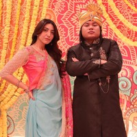 Tak hanya wanita, para teman pria Rachel juga berdandan maksimal dengan atasan ala Dhoti hingga selendang. Gaya Keanu Agl bahkan disebut mirip logo Sarimi karena sangat totalitas. Foto: Instagram