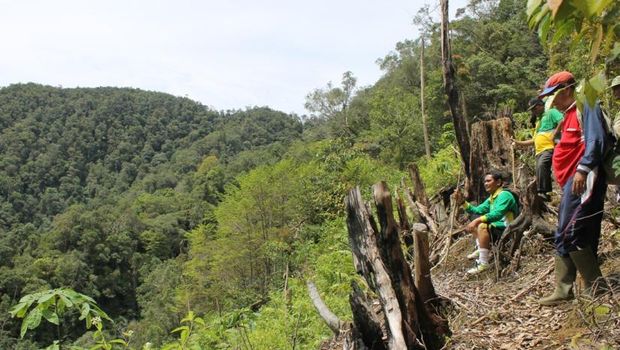 Jalan setapak menuju Bukit Lesa dari Kecamatan Pakkat, Humbang Hasundutan. Foto: Dokumen Nelson Lumban Toruan
