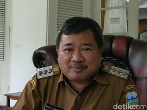 Bupati Garut Imbau Warga Tak Belanjakan Duit BLT untuk Baju Lebaran