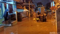 Warga Bojong Asih, Senja sumarna (28) mengatakan banjir tersebut terjadi sejak hujan lebat di daerah Dayeuh Kolot. 