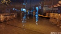 Dia menginginkan pemerintah bisa segera mengatasi masalah banjir di Dayeuh Kolot. Kata dia, keberadaan kolam retensi diharapkan bisa segera berfungsi.