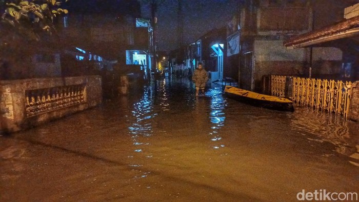 Citarum Meluap, Kampung Bojong Asih Dayeuh Kolot Sempat Banjir Hujan dengan intensitas tinggi mengakibatkan air sungai Citarum meluap. Imbasnya, Kampung Bojong Asih, Desa Dayeuh Kolot, dilanda banjir.