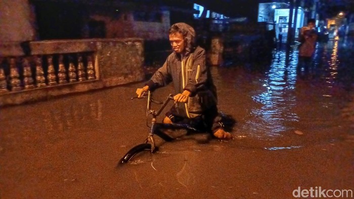 Citarum Meluap, Kampung Bojong Asih Dayeuh Kolot Sempat Banjir Hujan dengan intensitas tinggi mengakibatkan air sungai Citarum meluap. Imbasnya, Kampung Bojong Asih, Desa Dayeuh Kolot, dilanda banjir.