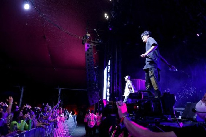 INDIO, CALIFORNIA - APRIL 15: (L-R) Mithra Jin and Tablo of Epik High perform onstage at the Outdoor Theatre during the 2022 Coachella Valley Music And Arts Festival on April 15, 2022 in Indio, California.   Frazer Harrison/Getty Images for Coachella/AFP (Photo by Frazer Harrison / GETTY IMAGES NORTH AMERICA / Getty Images via AFP)