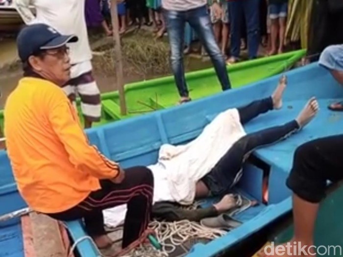 Evakuasi jenazah korban