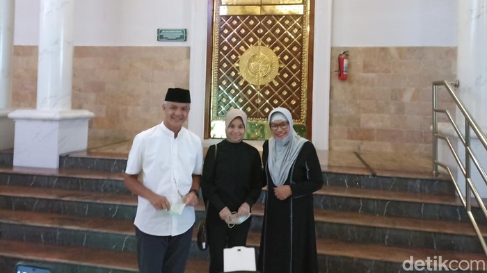 Ganjar usai salat di masjid Ar Rahman Blitar