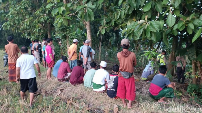 Anggota DPRD Bojonegoro, R (55),  ditemukan tewas gantung diri. Ia tewas tergantung di pohon nangka, di pinggir Bengawan Solo.