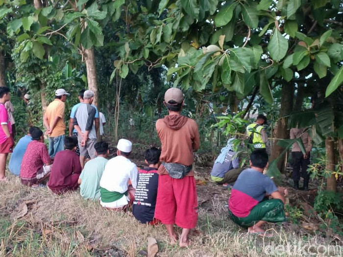 Anggota DPRD Bojonegoro, R (55),  ditemukan tewas gantung diri. Ia tewas tergantung di pohon nangka, di pinggir Bengawan Solo.