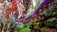 Selanjutnya ada Floral Fantasy dengan lanskap taman yang menyatu satu sam alai di ruangan berkelok (Gardens by The Bay)