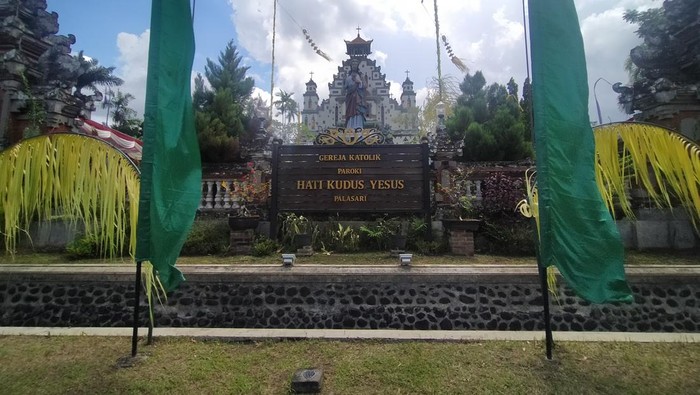 Tampak depan gereja Hati Kudus Yesus (HKY) Palasari, Desa Ekasari, Kecamatan Melaya, Sabtu (16/4/2022)