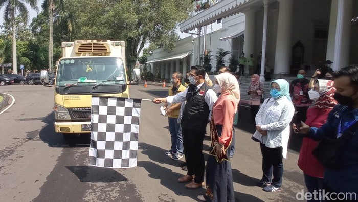 Gubernur Jabar Ridwan Kamil saat melepas pengiriman minyak goreng liter untuk warga di Gedung Pakuan, Sabtu (16/4/2022).