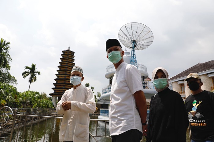 Gubernur Jawa Tengah Ganjar Pranowo mengunjungi Kampung Pancasila di Desa Bulakrejo, Kecamatan Balerejo, Kabupaten Madiun, Jawa Timur.
