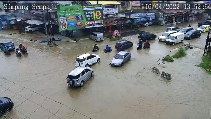 Hujan semalaman membuat 5 jalan protokol di Samarinda terendam banjir (Dok. Istimewa)
