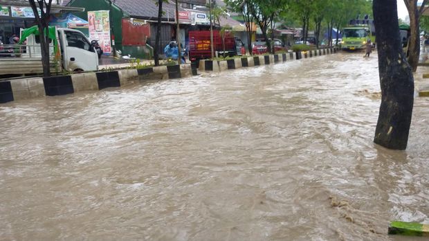 Hujan semalaman membuat 5 jalan protokol di Samarinda terendam banjir (Dok. Istimewa)