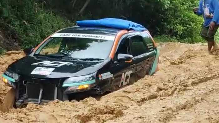 Jalan di Pulau Enggano sebelum diperbaiki