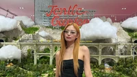 Jennie tampil dengan menggunakan kacamata Lesyeuxdenini 02 yang dihiasi permata di seluruh bagiannya. Foto: (dok. Instagram @jennierubyjane)