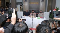 Foto: Sementara saat mengumumkan penghentian penyidikan kasus pembunuhan dua pelaku begal dengan tersangka Amaq Sinta, Irjen Poerwanto didampingi Direktur Reserse Kriminal Umum Polda NTB Kombes Hari Brata dan Kabid Humas Polda NTB Kombes Artanto.Djoko menjelaskan hasil gelar perkara khusus adalah didapati fakta Amaq Sinta memang membela diri dari ancaman komplotan begal. joko menuturkan tidak ditemukan unsur perbuatan melawan hukum, baik formil maupun materiil dalam kasus tewasnya dua begal di tangan Amaq Sinta. (dok. istimewa)