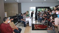 Foto: Konferensi pers itu juga dihadiri M alias Amaq Sinta, korban begal yang sebelumnya dijadikan tersangka kasus pembunuhan dua pelaku begal. Amaq Sinta nampak hadir dengan mengenakan kemeja batik lengan pendek berwarna cokelat, didampingi seorang pria. Amaq Sinta lebih sering menundukkan kepala selama konferensi pers berlangsung. (dok. istimewa)