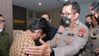 Foto: Usai konferensi pers, Djoko nampak menemui Amaq Sinta. Keduanya saling berjabat tangan. Amaq Sinta mencium tangan Djoko dan Djoko pun terlihat menepuk pundah kanan Amaq Sinta. (dok. istimewa)