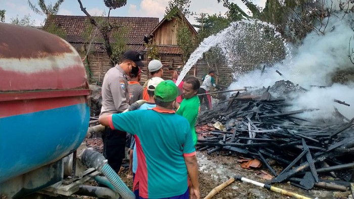 Rumah milik Rayem, warga Desa Karangmalang, Kecamatan Kasreman ludes terbakar. Kebakaran terjadi saat tungku yang menyala ia tinggal ke musala untuk salat.