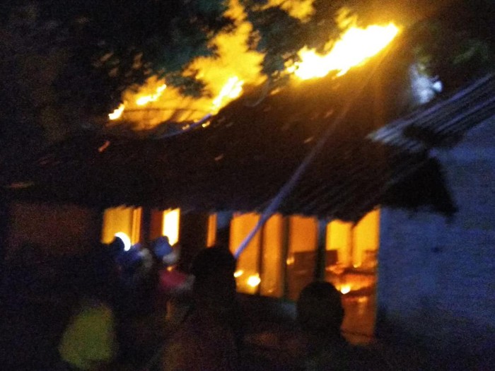 Rumah seorang kakek di Ngawi, Sadikan  (74) ludes terbakar. Rumah tersebut berada di Dusun Tanon, Desa Sidorejo, Kecamatan Kendal.