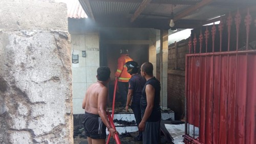 kebakaran melanda rumah warga di Desa Seririt , Buleleng, Bali.