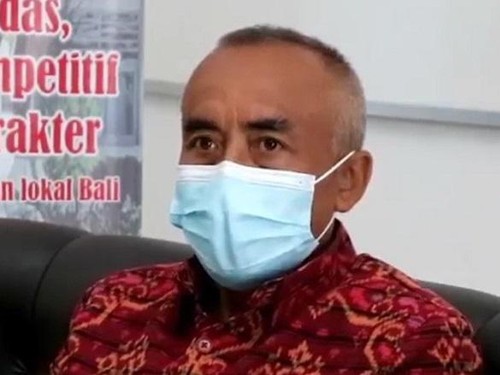 Komang Sudiana, kepala sekolah SMAN 3 Amlapura yang dipecat gara-gara video injak bahhu siswa viral di medos.