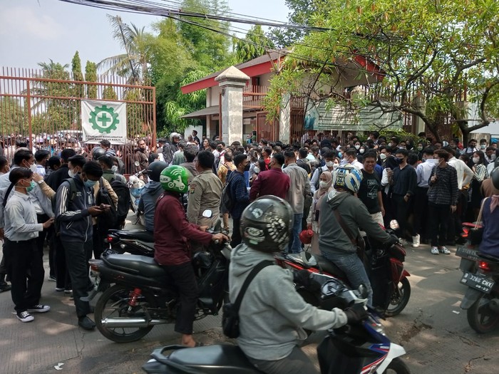 Kerumunan pelamar kerja di rekrutmen Lion Air di Tangerang (Istimewa)