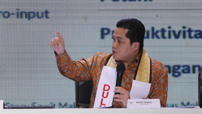 Menteri BUMN Erick Thohir hadir dalam seminar bertajuk Komitmen Dulur Kito yang digelar di Ciputra Artpreneur, Kuningan, Jakarta Selatan.