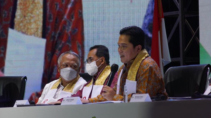 Menteri BUMN Erick Thohir hadir dalam seminar bertajuk Komitmen 