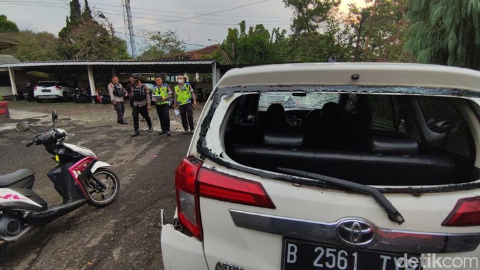 Kondisi Mobil WNA Timteng usai dihajar massa yang marah akibat insiden tabrak lari