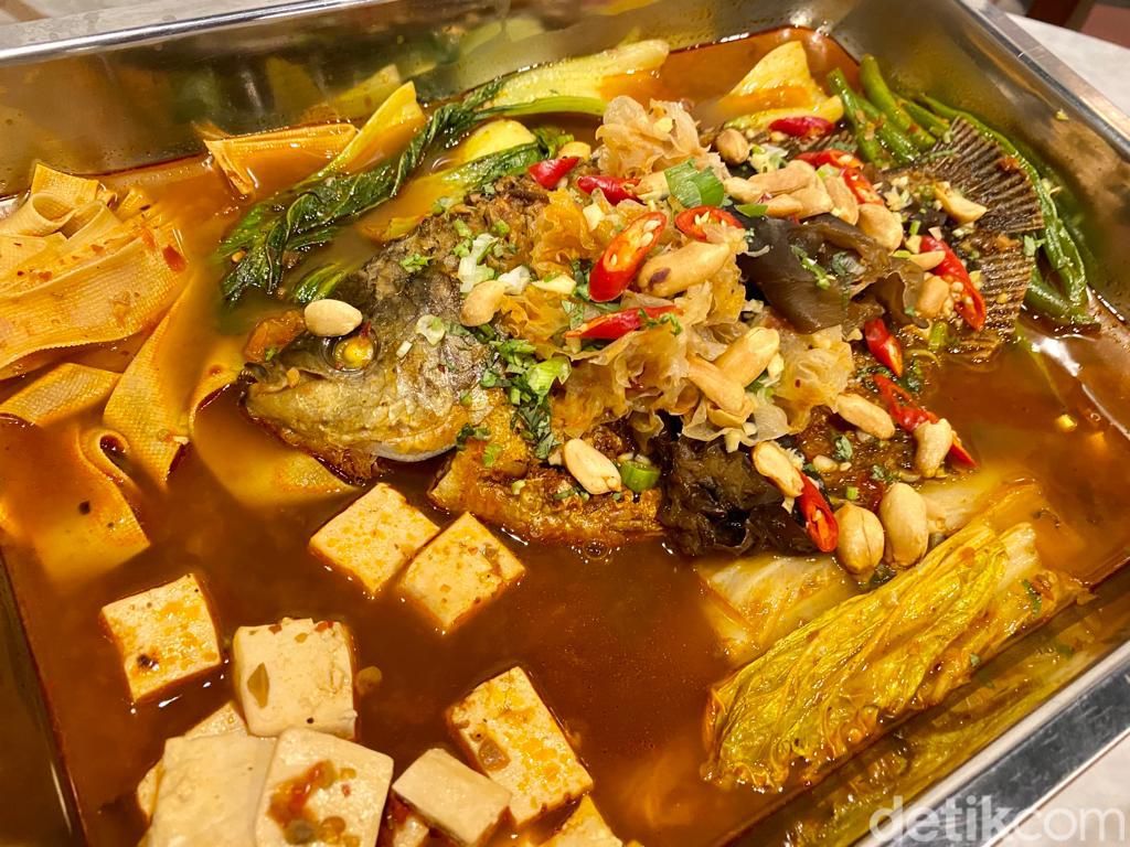 Long Feng Tang: Nikmatnya Lanzhou Beef Noodle dan Sate Domba Xinjiang di Resto Chinese Muslim