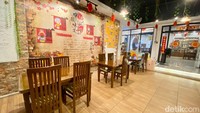 Restoran yang buka pada Mei 2021 ini menghadirkan nuansa China yang kental. Ada interior dan pernak-pernik berupa lampion merah hingga hiasan porselen China.