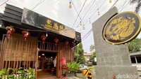 Long Feng Tang berlokasi di Jl. Bintaro Utama 3A No. 39. Restoran ini dimiliki pasangan suami istri dimana istrinya adalah Muslim asal Harbin, China Utara.