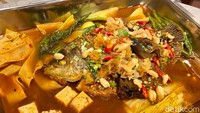 Ini salah satu menu andalan Long Feng Tang. Grilled Fish (Rp 100 ribu) seberat 500-600 gram yang bisa dipilih bumbunya. Kami memilih bumbu bawang putih yang tak terlalu kuat pedasnya.